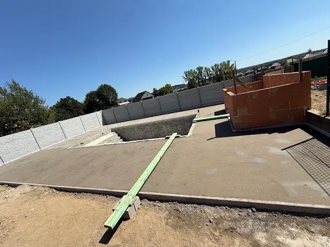 Chape extérieure autour d'une piscine en cours de réalisation (01)